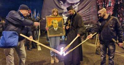 В Киеве началось факельное шествие ко дню рождения Степана Бандеры (ВИДЕО)