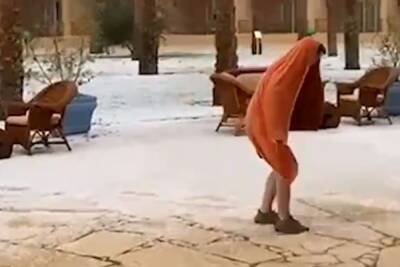 В Египте град со снегом засыпал россиян на пляже