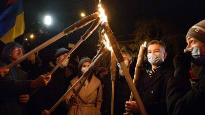 Факельное шествие в честь Бандеры завершилось у офиса Зеленского