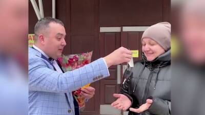 Выигравшая машину за прививку жительница Воронежской области получит ради подарка права