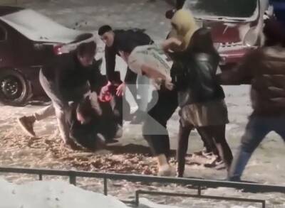 Полицейские проверяют видео с массовой дракой подростков в рязанском дворе
