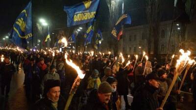 Политолог о факельном шествии нацистов в Киеве: «Президент присвоит им звания»