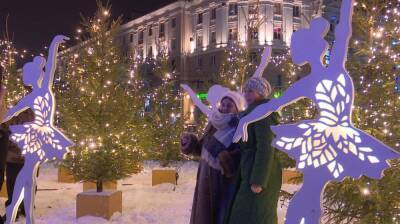 Памятные снимки и загаданные желания. Как воронежцы встретили Новый год на площади Ленина