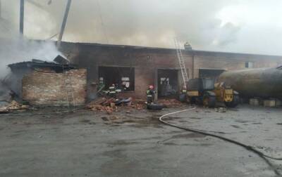 На мебельной фабрике под Черниговом произошел взрыв: здание загорелось