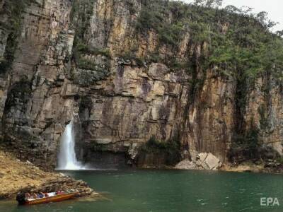 В Бразилии скала обрушилась на лодки с туристами, погибли по меньшей мере семь человек