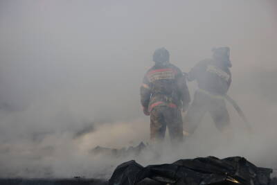 Более 20 пожарных потушили крышу здания на Промышленной в Чите