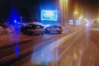 В Хабаровске автомобиль вылетел на встречку и врезался в легковушку