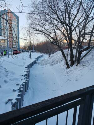 В Южно-Сахалинске свалили грязный снег в реку