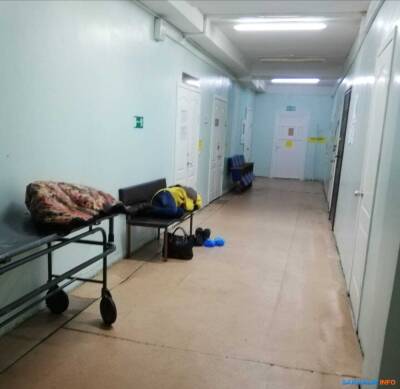 Бездомная женщина поселилась в макаровской больнице