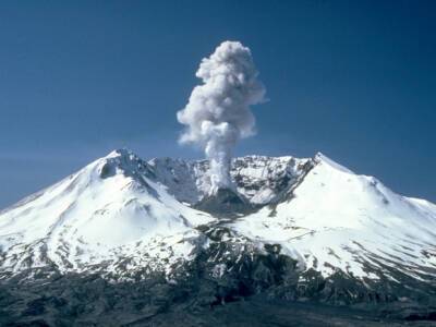 Камчатский вулкан Шивелуч выбросил четырехкилометровый столб пепла