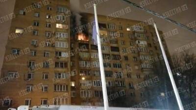На севере Москвы загорелась квартира в многоэтажном доме