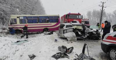 На Львовщине столкнулись легковое авто и автобус, семь человек в больнице (ФОТО)