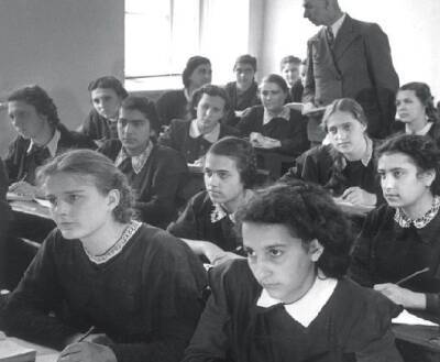 «Девочки направо, мальчики налево»: зачем Сталин ввел раздельное обучение в школах - Русская семерка