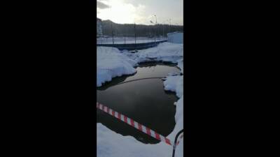 В Чехове вода из лопнувшей трубы образовала озеро