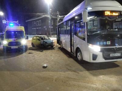 В Сыктывкаре рейсовый автобус столкнулся с легковушкой