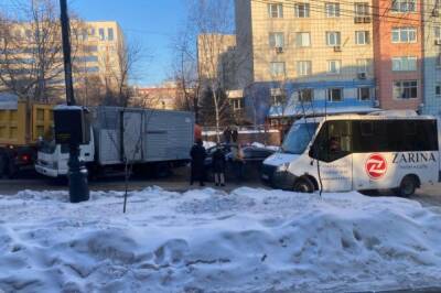 В Хабаровске на обледеневшей дороге грузовик снес несколько машин