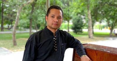 СМИ: Задержанного в Казахстане киргизского музыканта Рузахунова везут в Бишкек