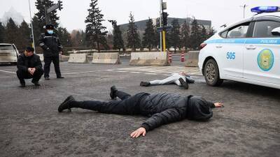 На двух рынках в Алма-Ате задержали более 200 человек с оружием
