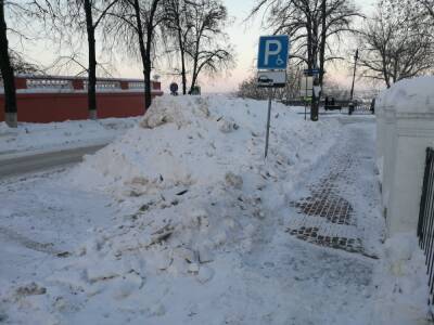 Парковку для инвалидов около нижегородского политеха завалили снегом