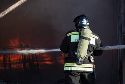 В Челябинске произошел крупный пожар в цехе по производству матрасов