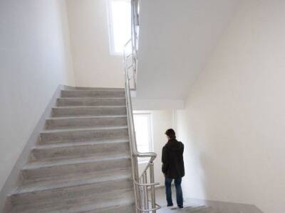 Врач рассказала о последствиях ежедневной ходьбы по лестнице на пятый этаж