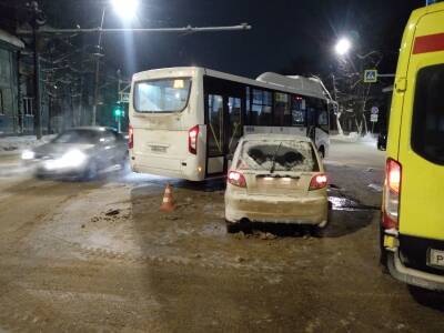 В Сыктывкаре водитель маршрутного ПАЗа не поделил перекресток с Daewoo Matiz
