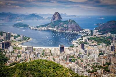 В сети опубликовали видео шокирующего падения скалы на туристов в Бразилии и мира