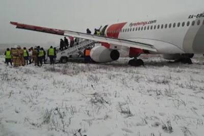 В белгородском аэропорту самолет из Москвы выкатился за пределы ВВП после посадки: пассажиры не пострадали