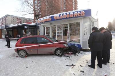 В Челябинске 19-летний водитель Ford врезался в киоск и насмерть сбил женщину