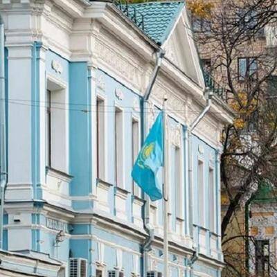 Москвичи и гости столицы несут цветы к посольству Казахстана