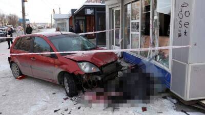 В Челябинске водитель вылетел на остановку и насмерть сбил женщину