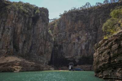 В Бразилии часть скалы обрушилась на прогулочные катера: есть погибшие