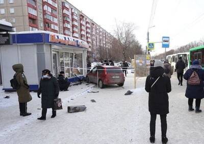 В Челябинске водитель вылетел на остановку, погибла женщина