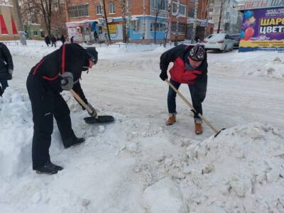 Чиновники Удмуртии вышли на уборку снега