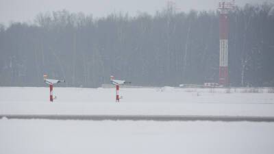 В Белгороде пассажирский самолет выкатился за пределы посадочной полосы (ВИДЕО)