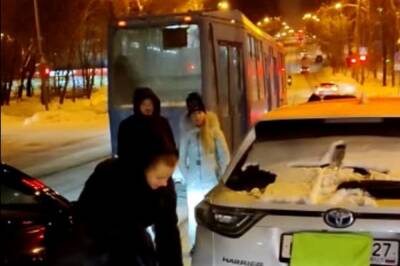 В центре Хабаровска трамвай врезался в автомобиль