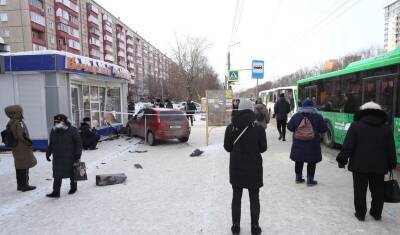 В Челябинске водитель не справился с управлением и вылетел на остановку с людьми