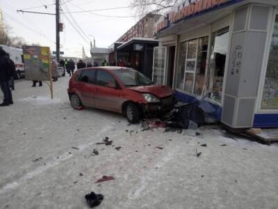 В Челябинске водитель иномарки сбил пешеходов на остановке