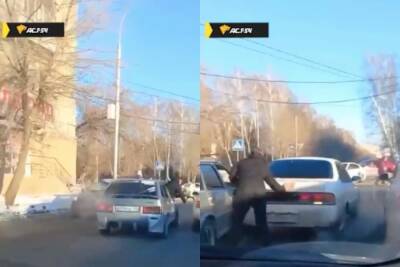 В Новосибирске агрессивный водитель ВАЗа после преследования разбил стёкла в Toyota