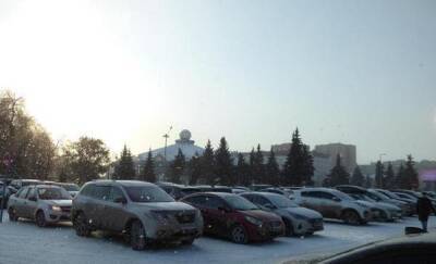 В центре Тюмени парковки возобновили платный режим работы