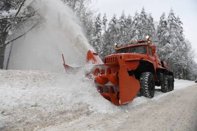 110 тысяч километров дорог в Ленобласти очистили от снега и наледи за новогодние выходные