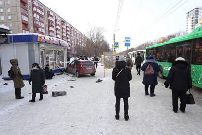 В Челябинске после наезда автомобиля на остановку погиб один человек, есть пострадавшие