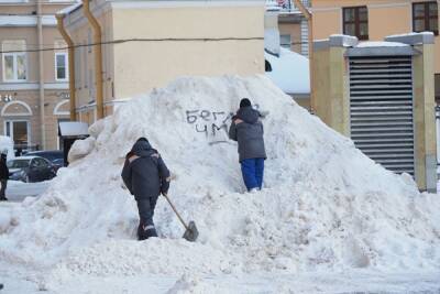 В Петербурге снежную кучу, оскорбляющую Беглова, пообещали убрать ночью