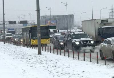 Киев сковали огромные пробки, на многих улицах затруднено движение: где не проехать