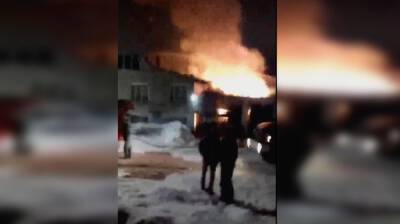 Огонь охватил гараж с двумя иномарками в воронежском райцентре: появилось видео