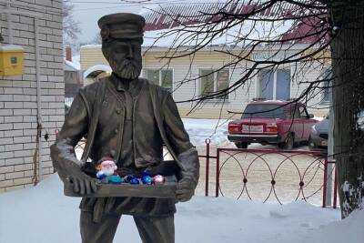 В Лихославле Тверской области установили памятник коробейнику