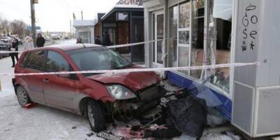 В Челябинске автомобиль врезался в людей на остановке: один погиб, трое пострадали