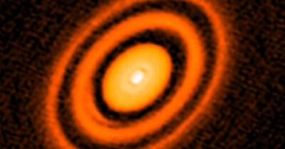 Совсем как у Сатурна. Ученые считают, что у Солнца были гигантские кольца из пыли и газа