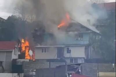 Пожар в Сочи практически полностью уничтожил два дома