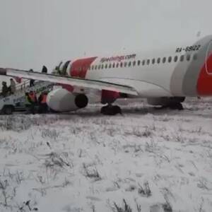 В России самолет с пассажирами выкатился за пределы полосы